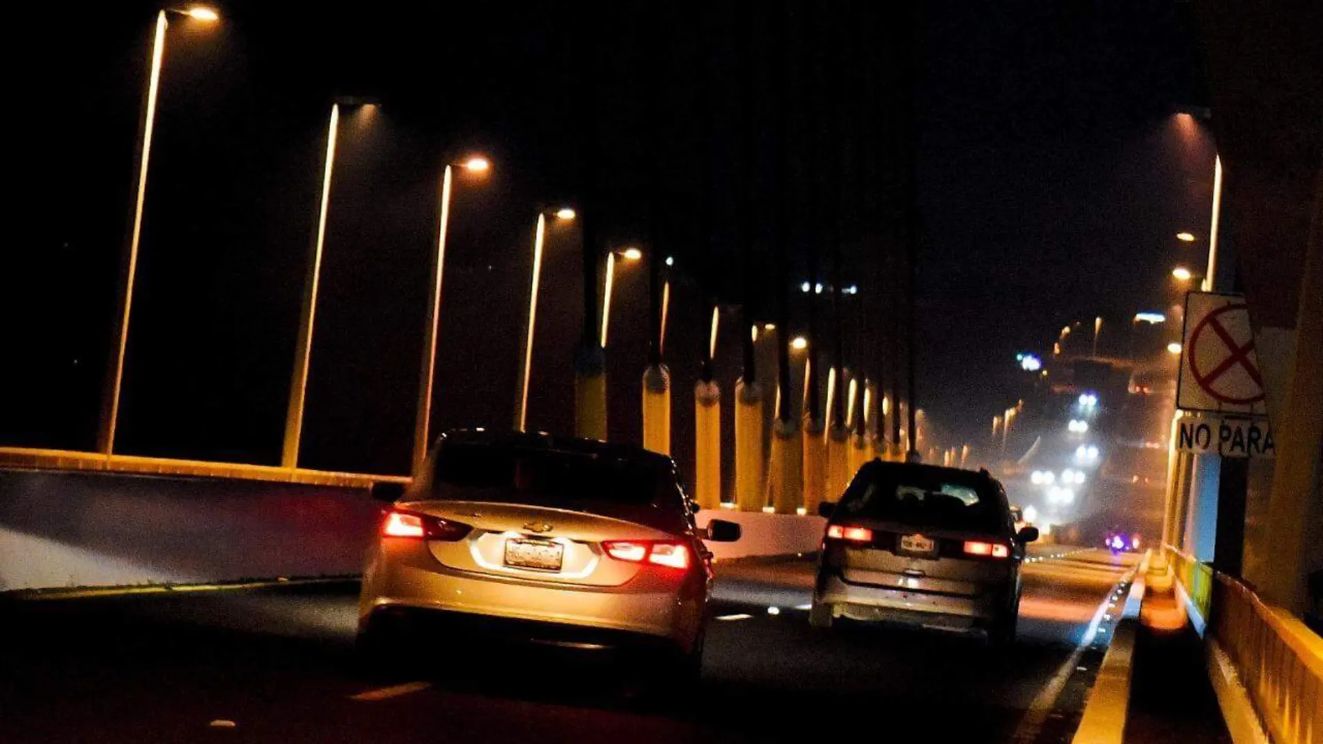 Aumentan vehículos en puente Tampico ante víspera de Navidad 